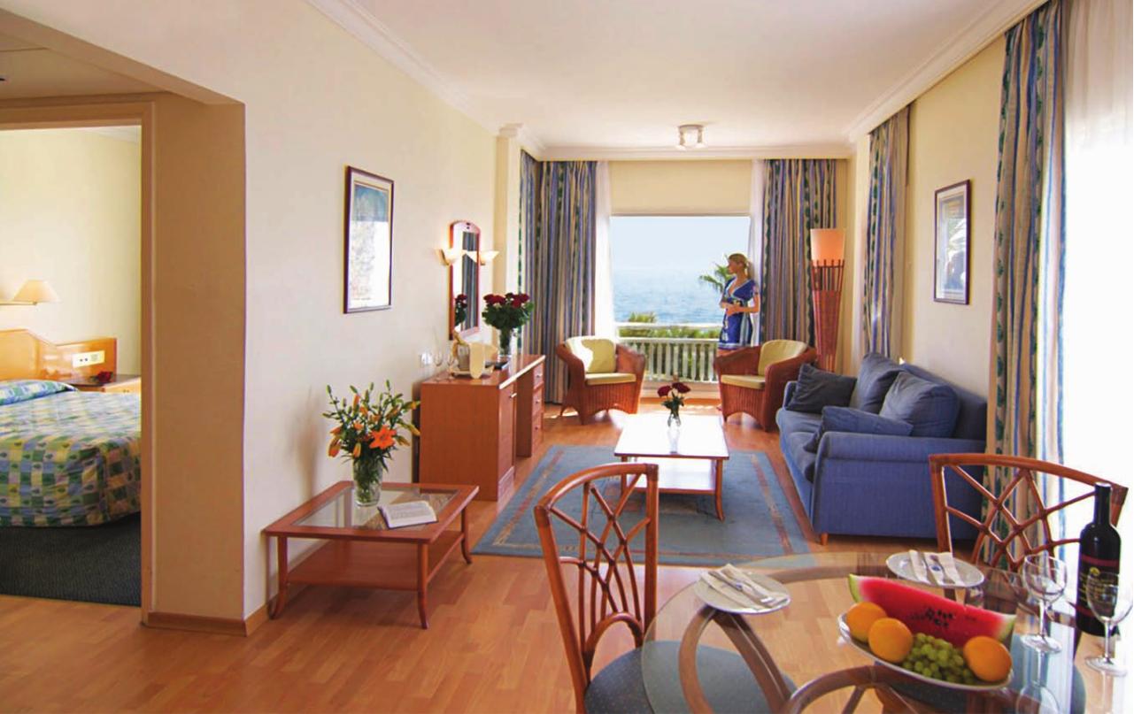 Vista previa del archivo PDF cynthiana-beach-hotel.pdf